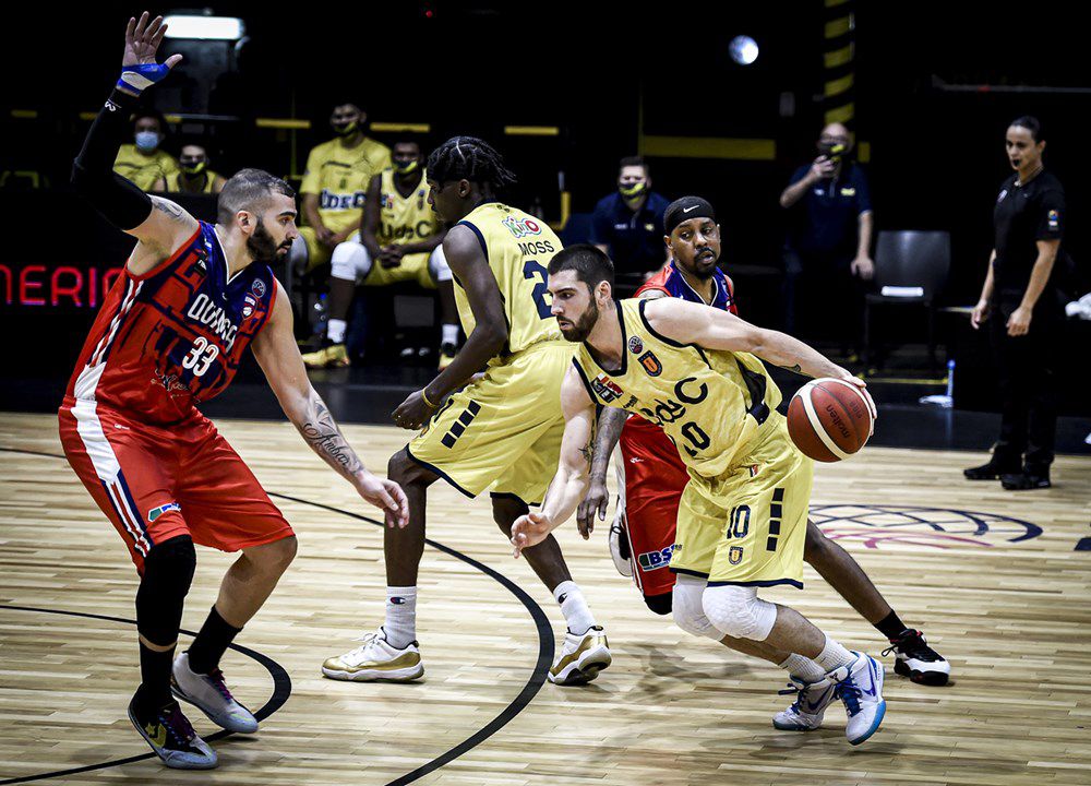 Universidad de Concepción frente al Quimsa, en la Champions League Americas. Foto: Sitio oficial BCL.