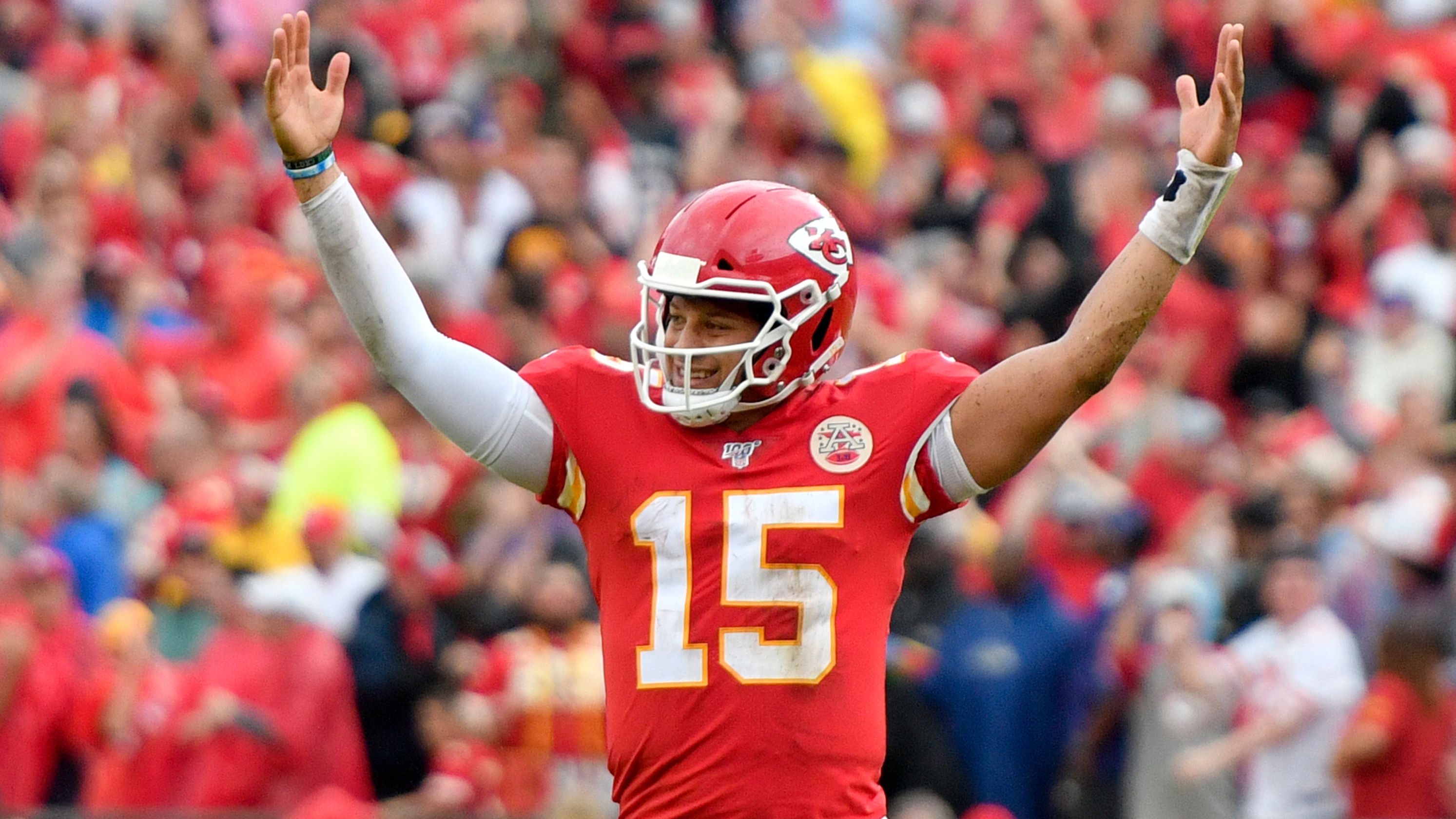 Kansas City Chiefs' fifth straight win preserves lead in jumbled