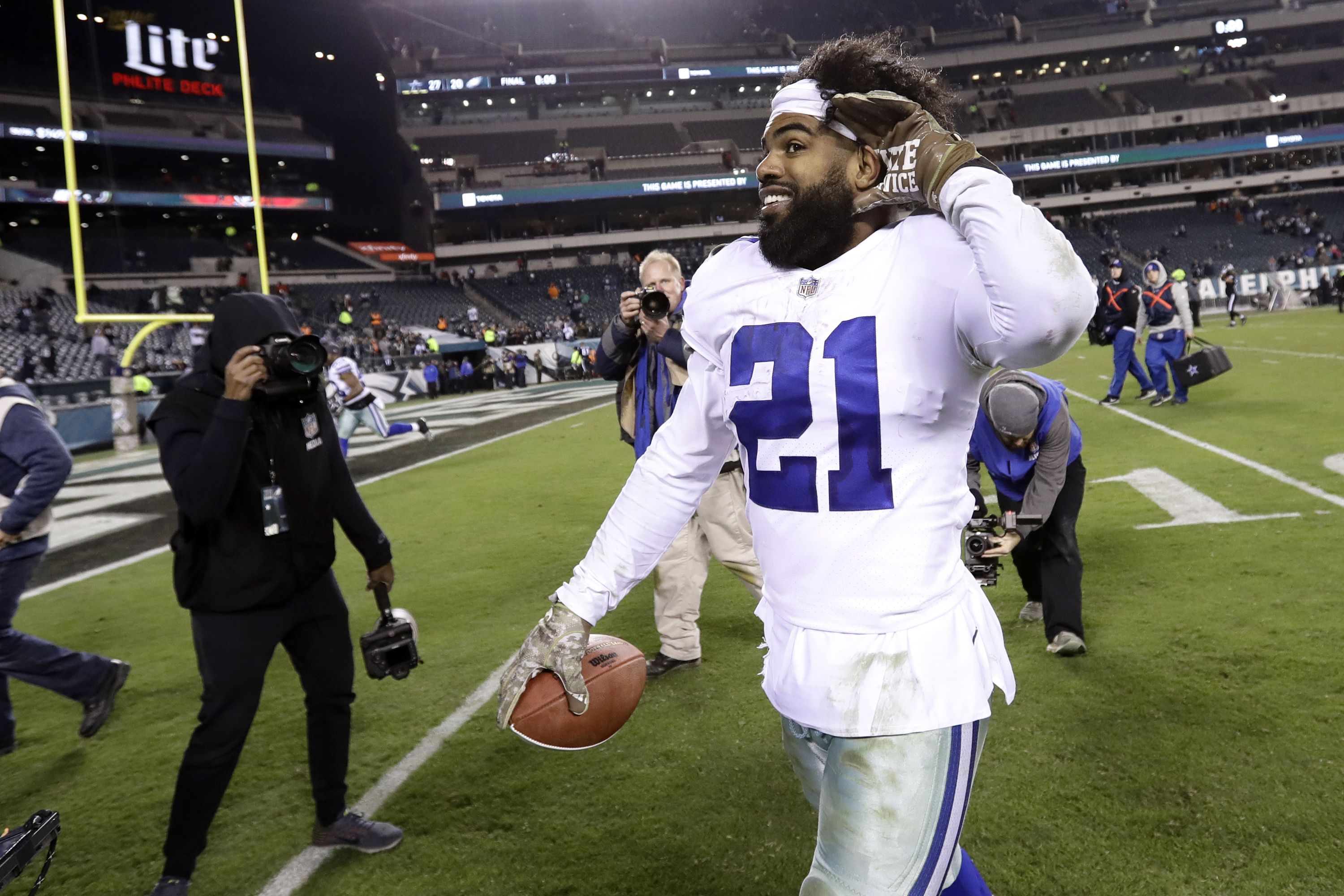 Ezekiel Elliott Agrees to $90 Million Extension to Become Highest-Paid  Running Back in NFL