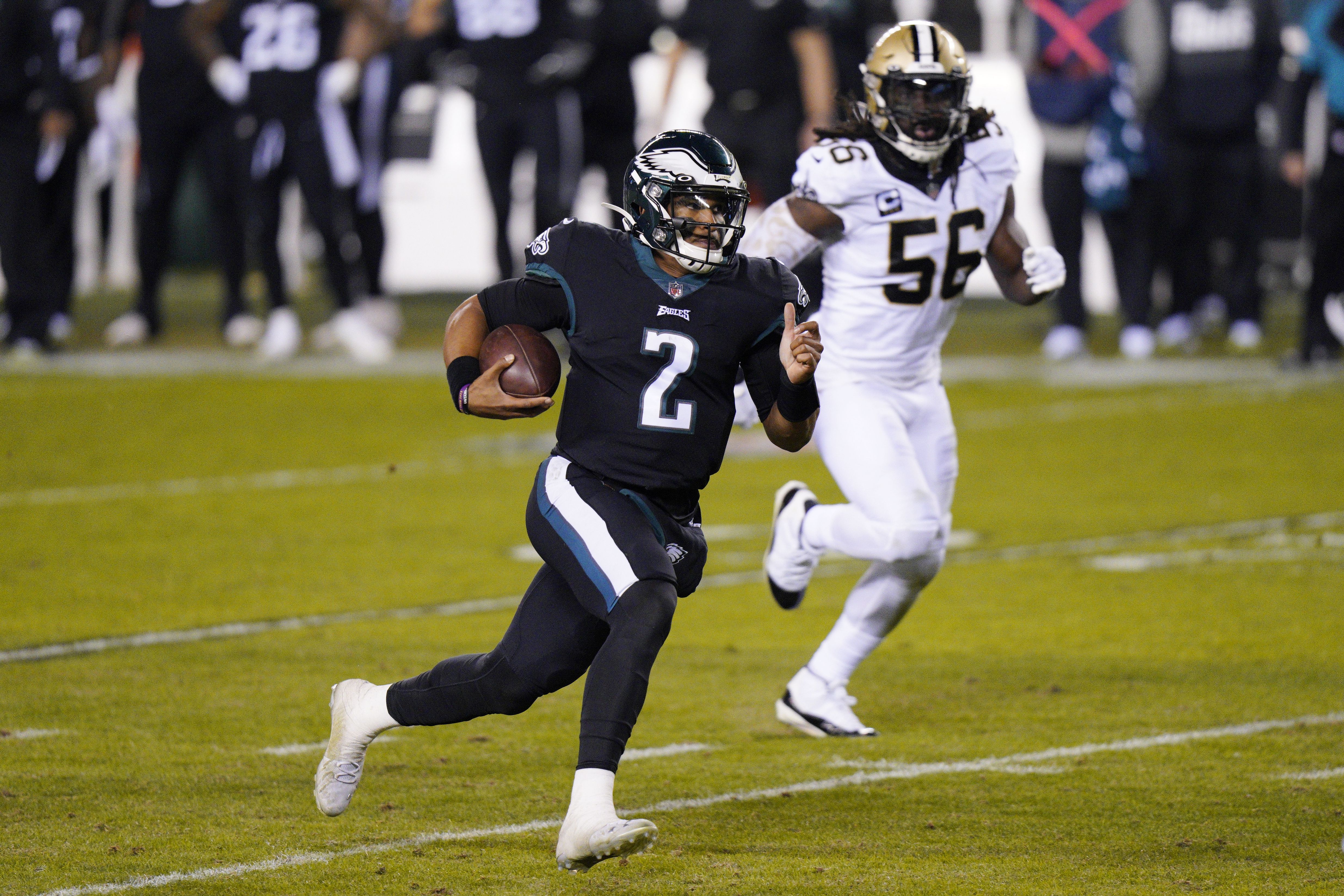 Jalen Hurts helps Eagles beat Saints 24-21