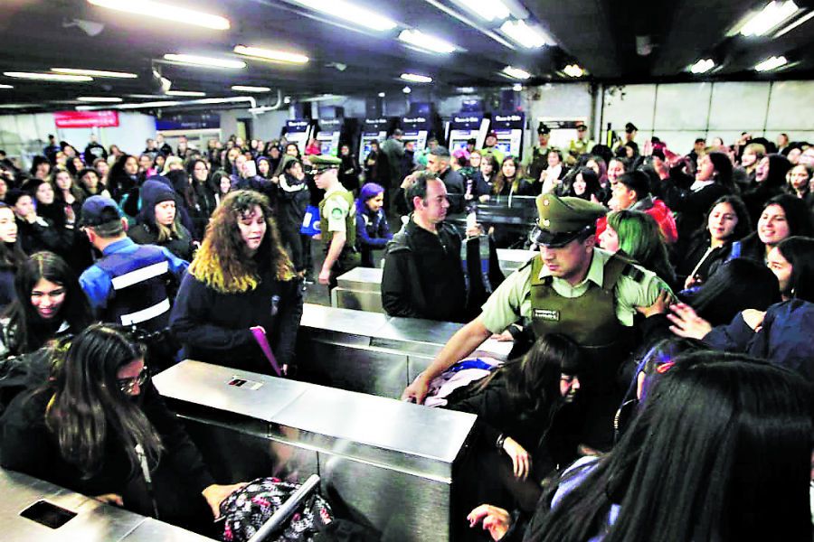 Secundarias realizaron evasión en el Metro de Santiago en marco de