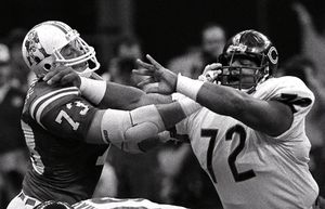 The Atlanta Falcons' Stanley Pritchett catches a pass against the Kansas  City Chiefs during their NFL football game at Arrowhead Stadium in Kansas  City, MO. on October 24, 2004. The Chiefs won