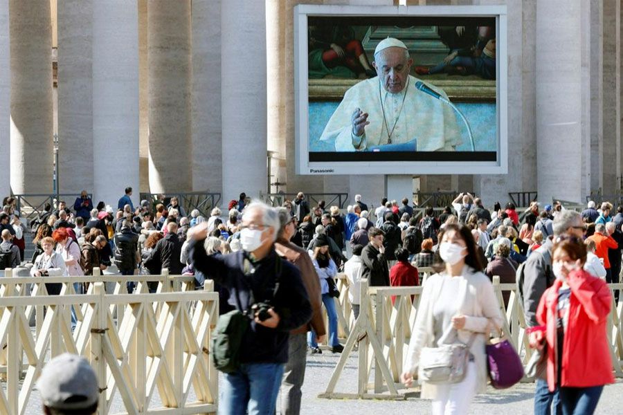 El papa realizando su bendición habitual, pero esta vez vía internet