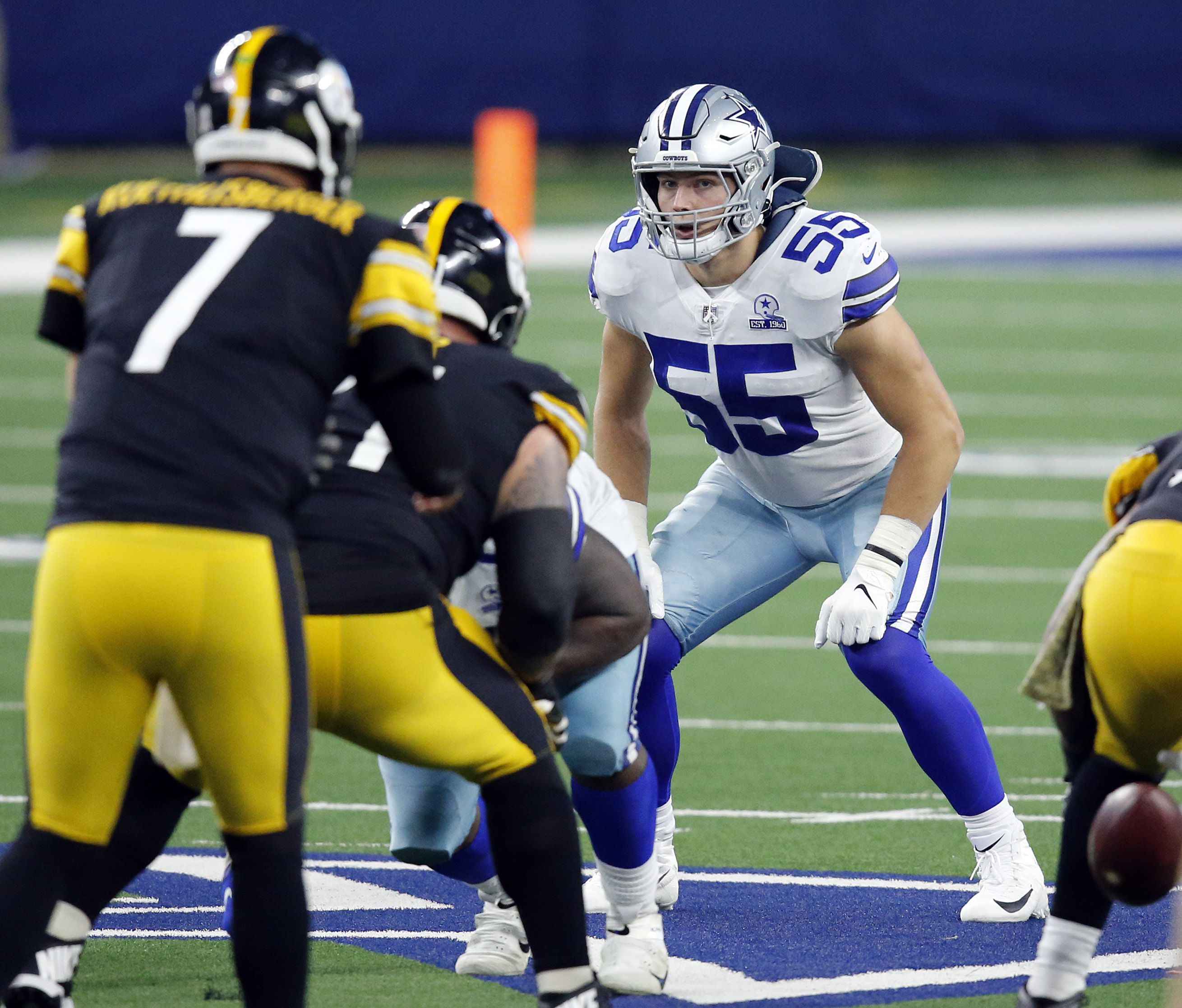 Arlington, Texas, USA. 5th Nov, 2018. Dallas Cowboys linebacker Leighton Vander  Esch (55) during the NFL football game between the Tennessee Titans and the  Dallas Cowboys at AT&T Stadium in Arlington, Texas.