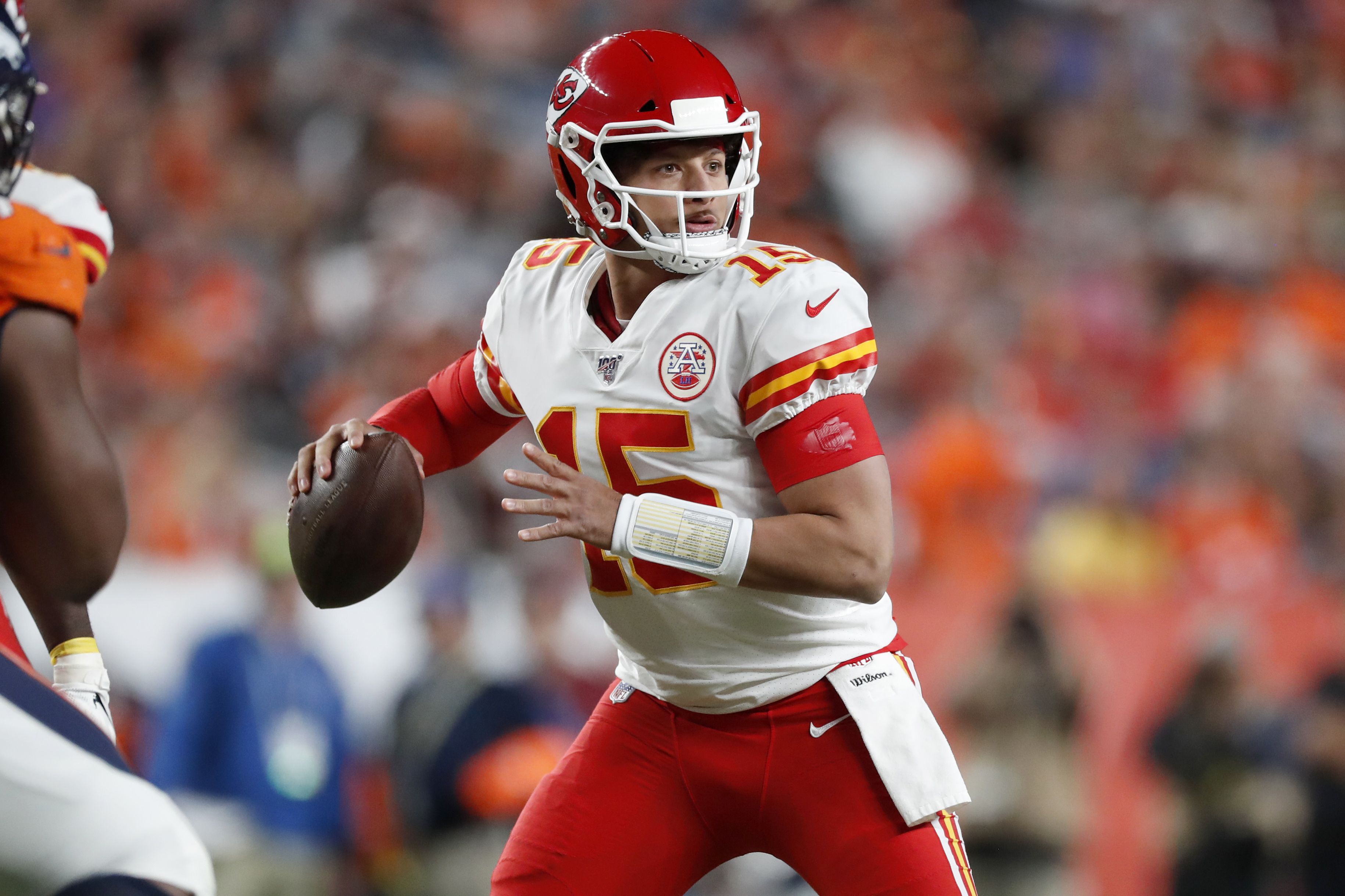 Chiefs' Mahomes throwing during practice after knee injury