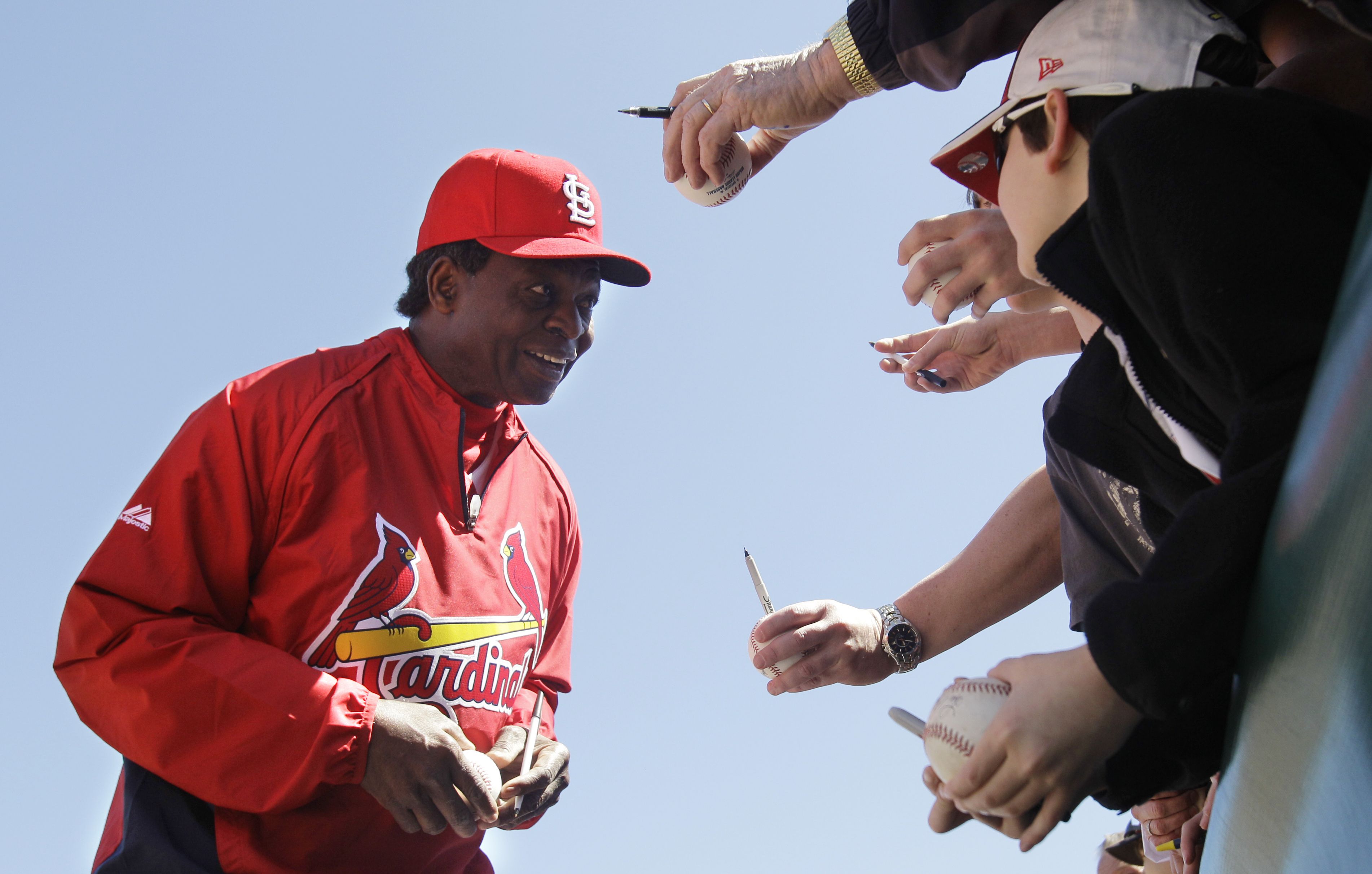 Hall of Fame outfielder, speedster Lou Brock dies at age 81