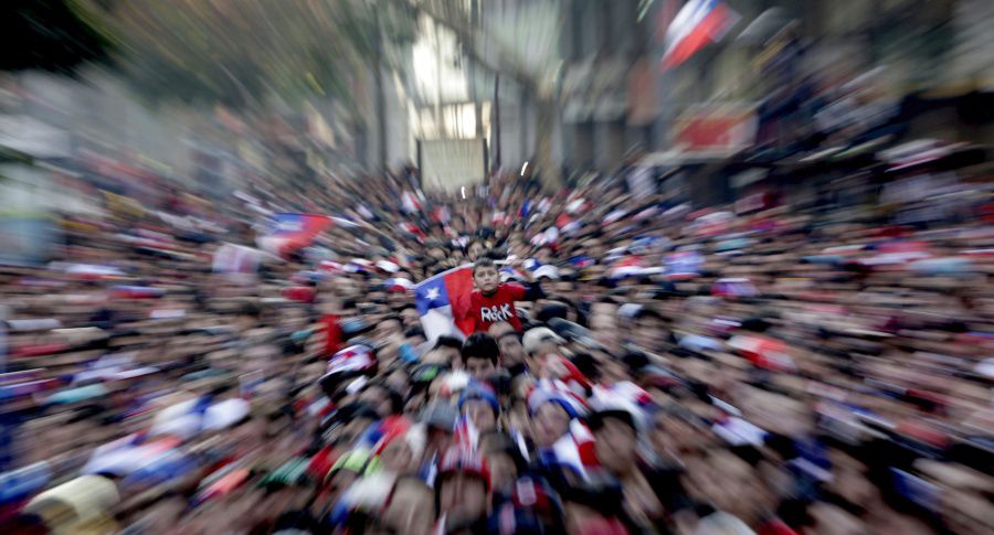 Hinchas ven partido Chile vs  Brasil