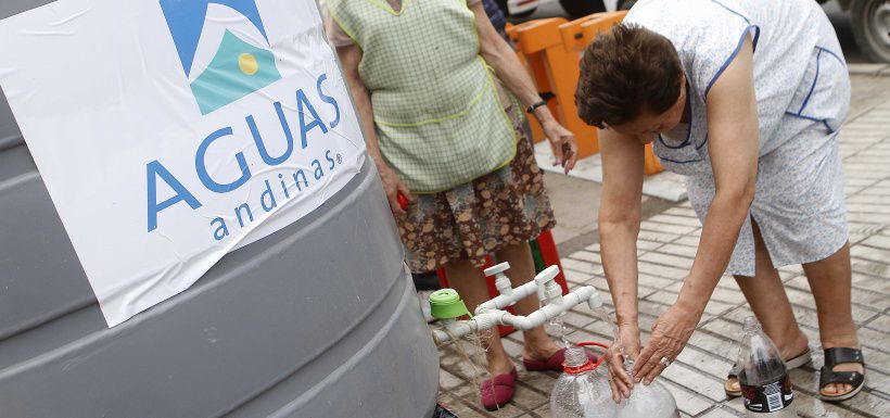 Alcalde de Santiago supervisa la entrega de agua a los vecinos del sector