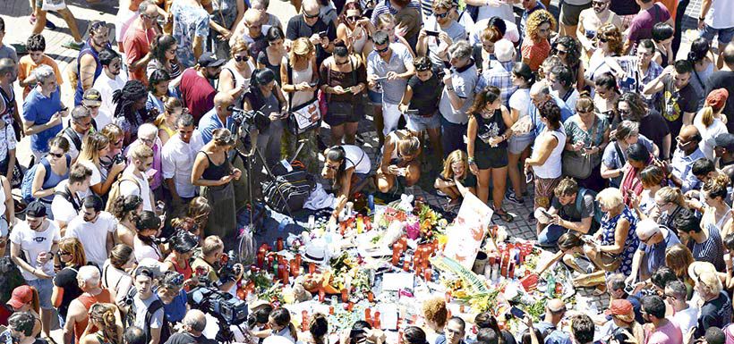 Una multitud se congregó en La Rambla y puso flores en el lugar del atentado del jueves.