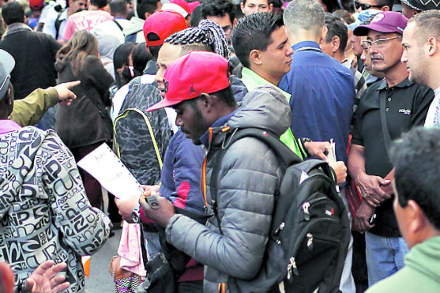 política migratoria Imagen FILA DE INMIGRANTES EN MIGRACIONES 6 (43838784)