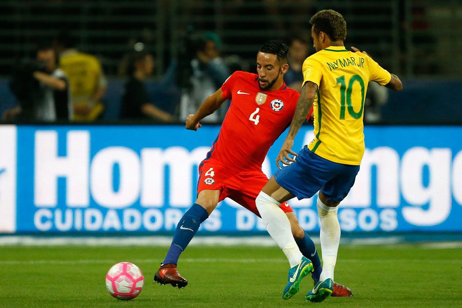 Mauricio Isla, Neymar