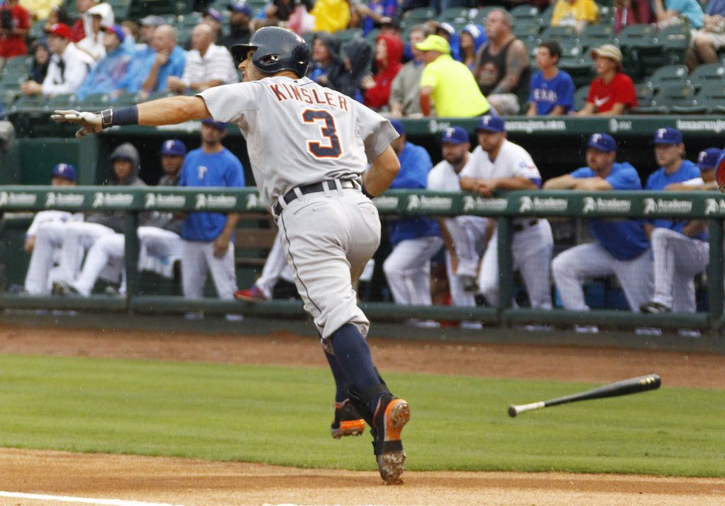 Video: Ian Kinsler waves to Rangers' dugout after hitting homer in