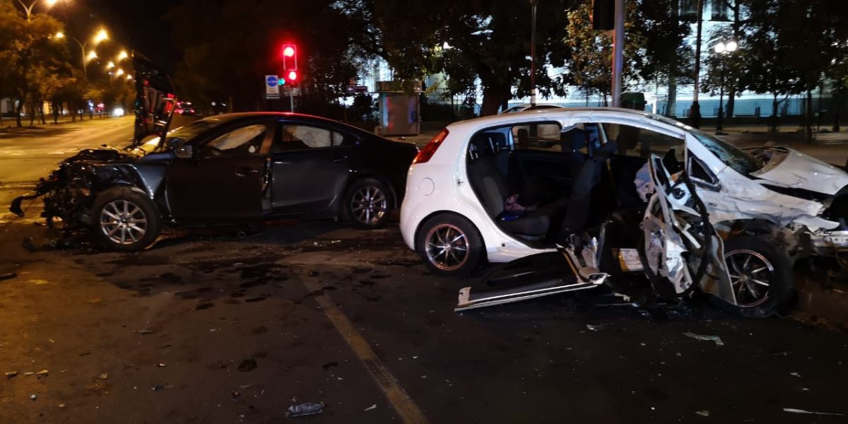 violento-accidente-en-el-centro-de-santiago-dej-al-menos-tres-heridos-uno-est-con-riesgo-vital.jpg