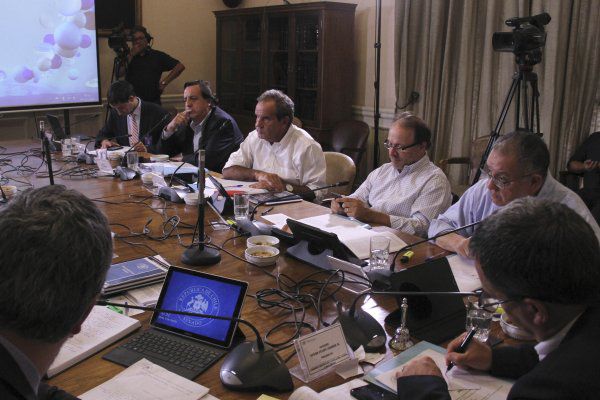 Comisión de Constitución, rebaja dieta parlamentaria