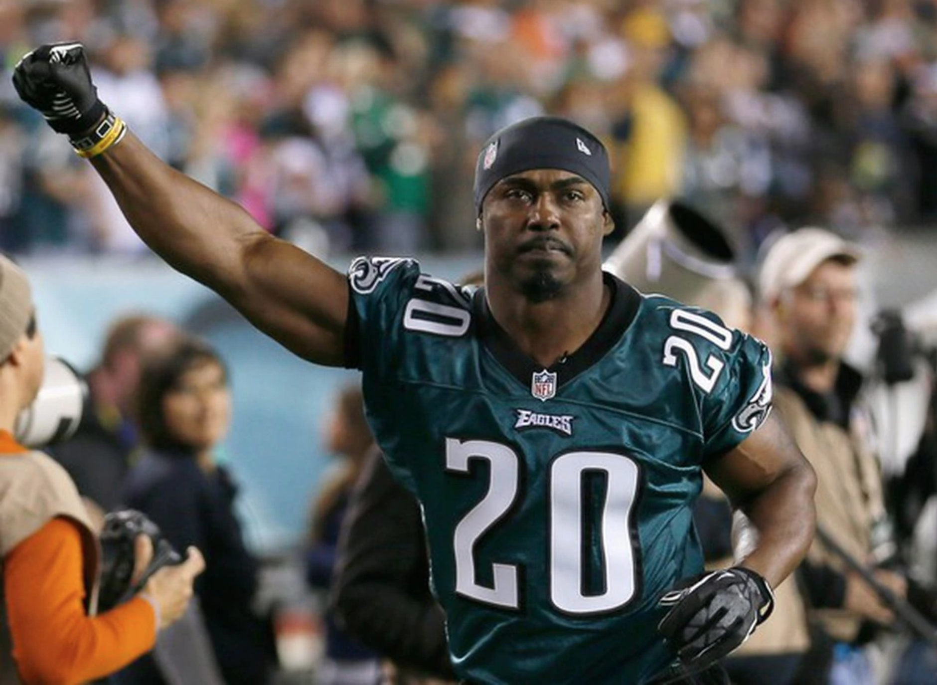 Eagles legendary safety Brian Dawkins receives his gold jacket