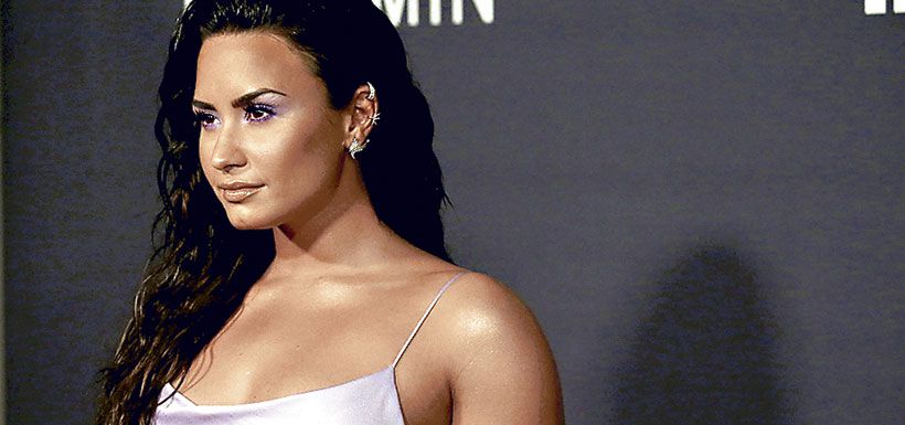 La cantante Demi Lovato en la alfombra roja.