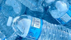 Plastic water bottles could spark fire if left in hot car, firefighters  warn - ABC7 San Francisco