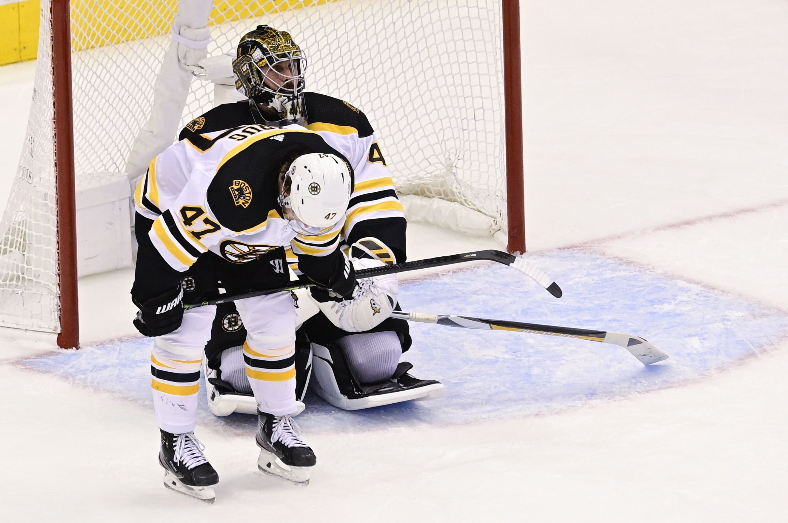 Hedman lifts Lightning over Bruins for 11th straight at home