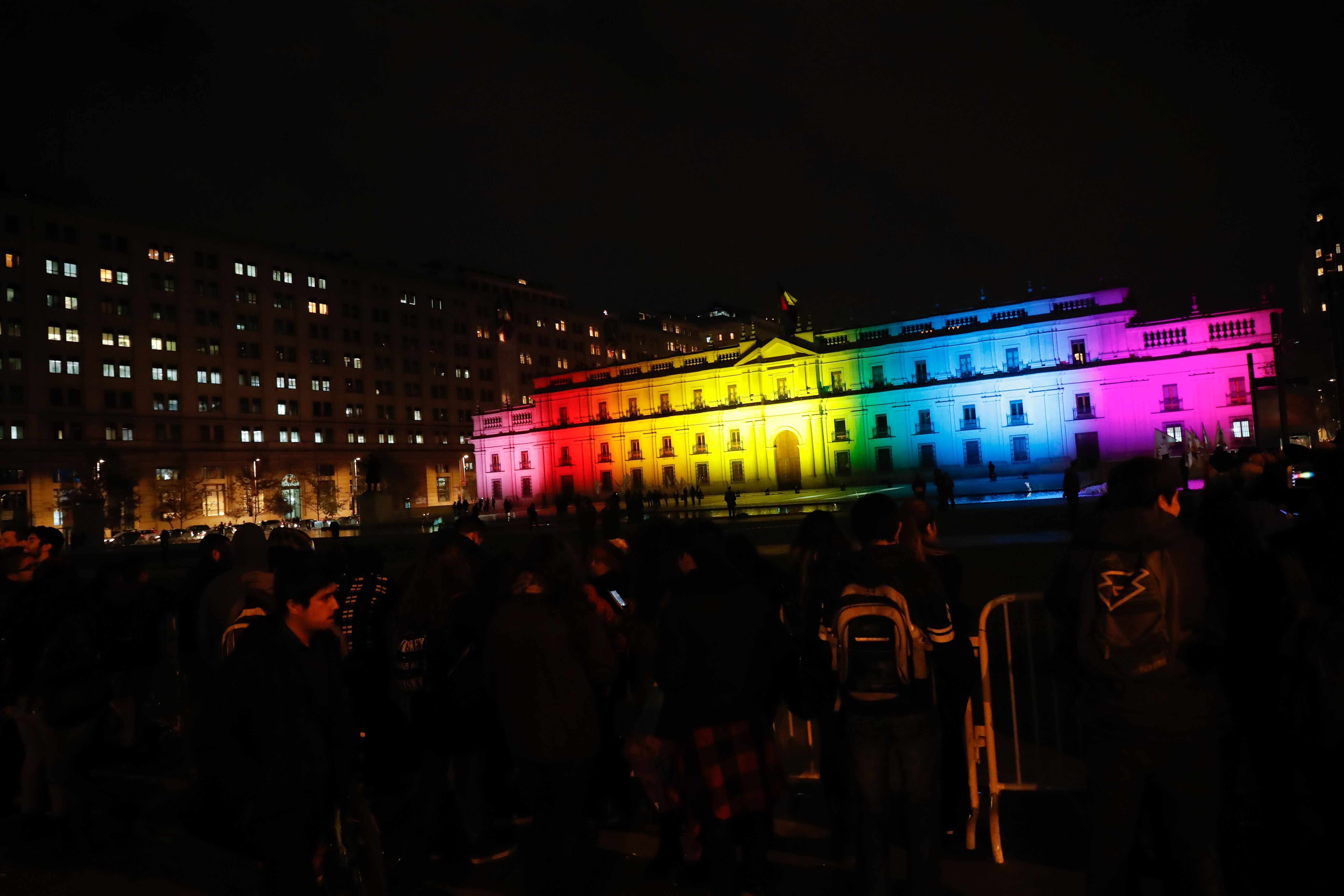 Palacio de la Moneda iluminado con colores de la Diversidad Sexual