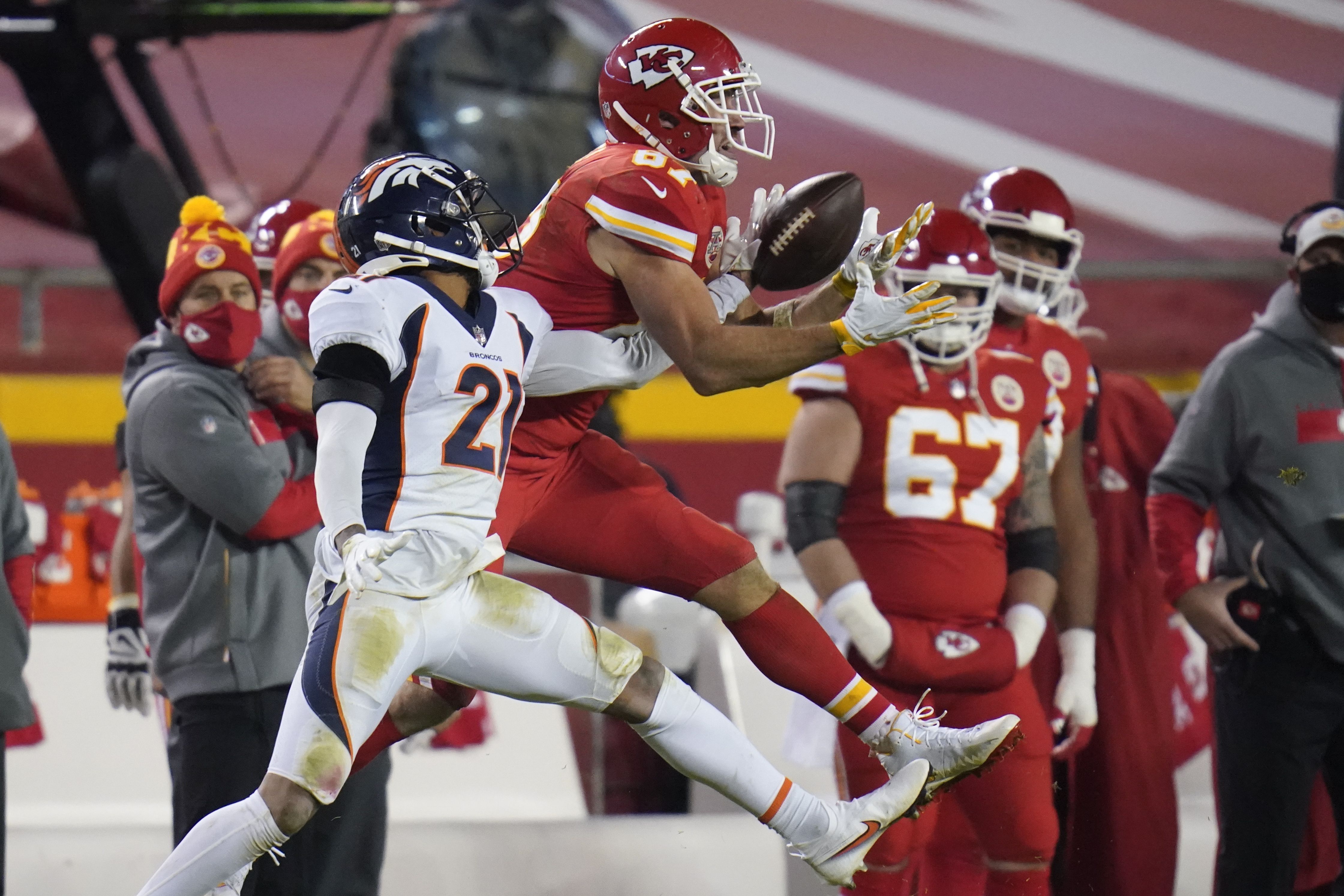 Chiefs' Travis Kelce makes tight end history in win over Chargers