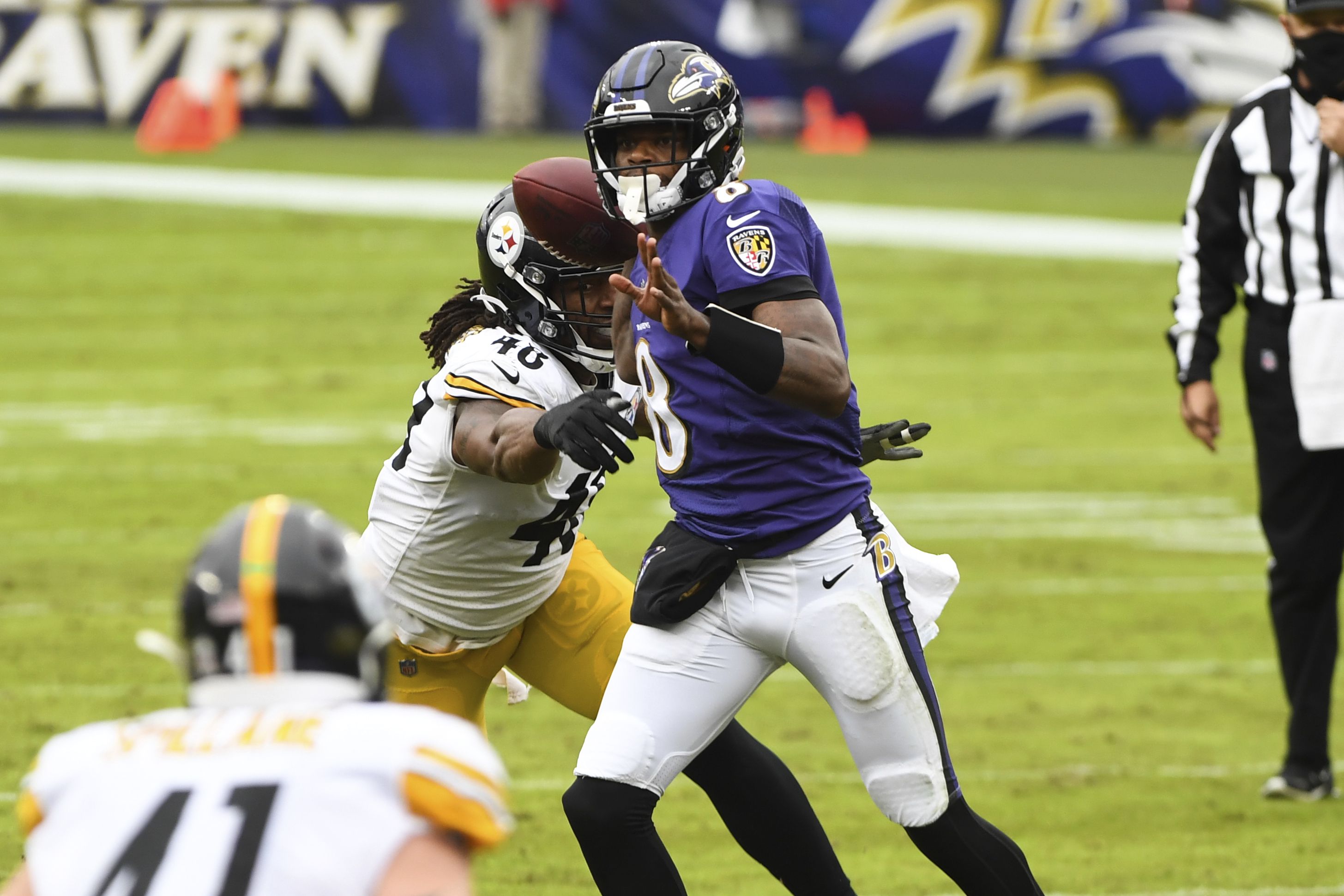 Photo: Ravens' QB Lamar Jackson hands off to Gus Edwards during an