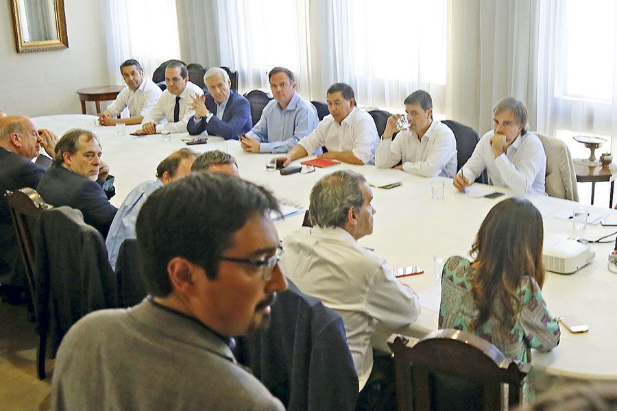 16.30 horas. El Frente Amplio se suma a una de las reuniones.