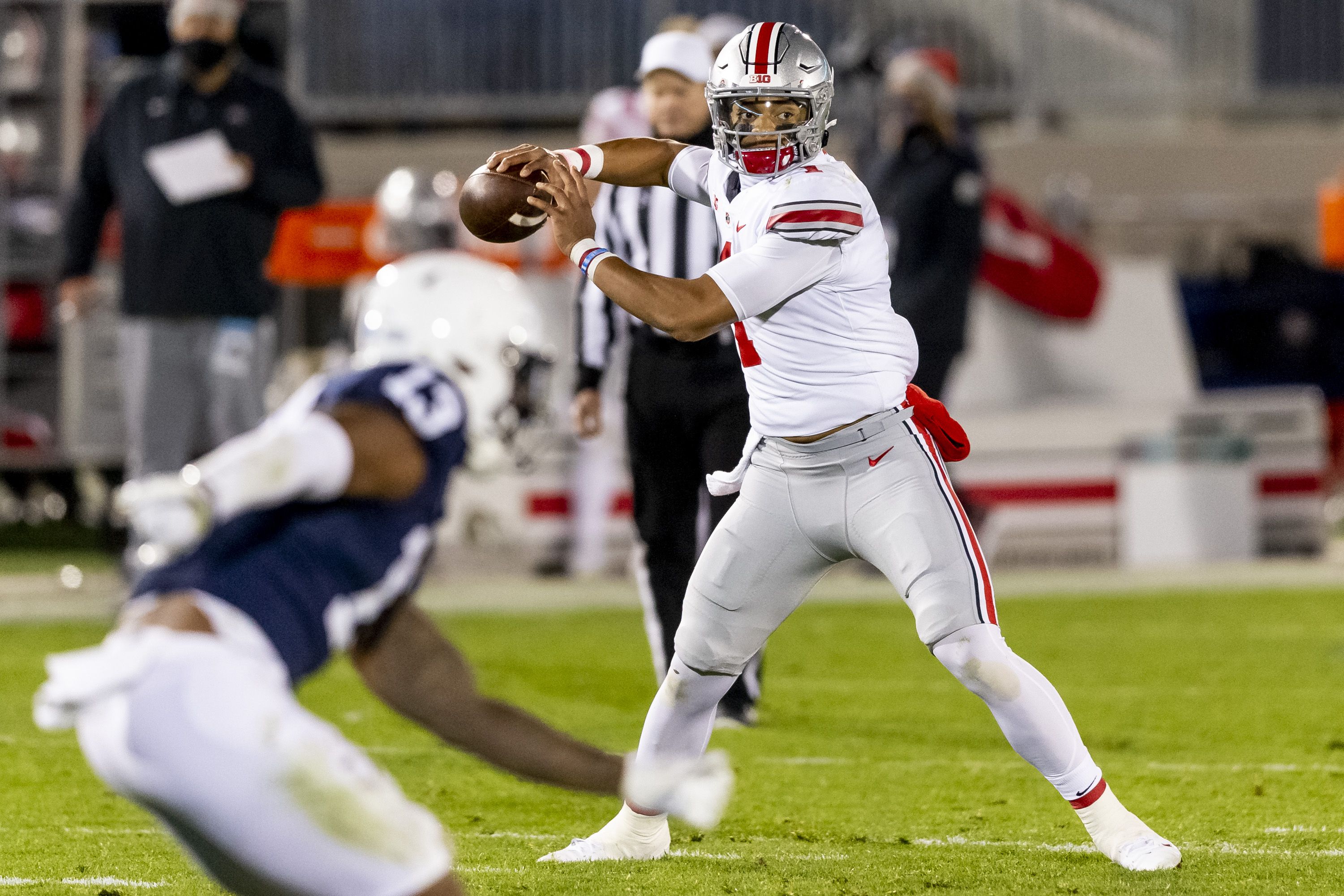 Ezekiel Elliott of Ohio State Buckeyes says crop-top jersey rule silly -  ESPN