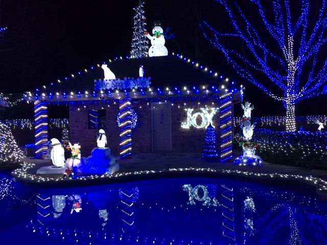Cedar Hill family's 100,000-light 'Blue Christmas' display wins