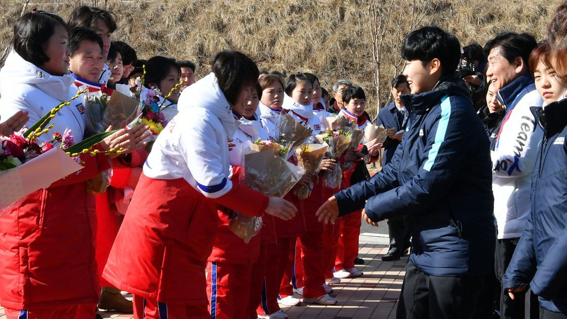 Delegación olímpica norcoreana y equipo femenino de hockey sobre hielo llegan a Corea del Sur