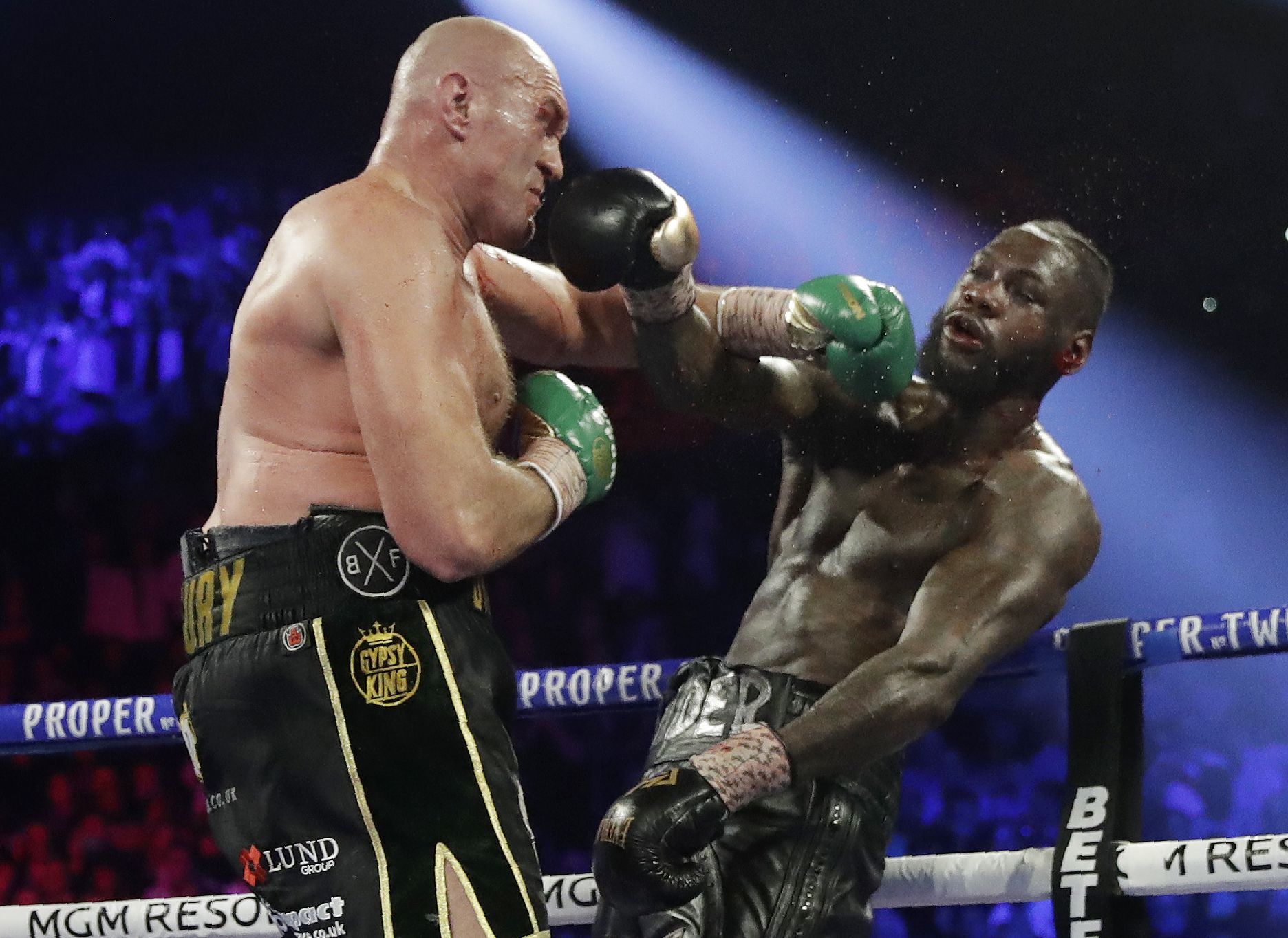Svin tsunamien Sovesal Tyson Fury crushes Deontay Wilder, earns TKO in Round 7: Video highlights,  round-by-round recap, fight card results - oregonlive.com