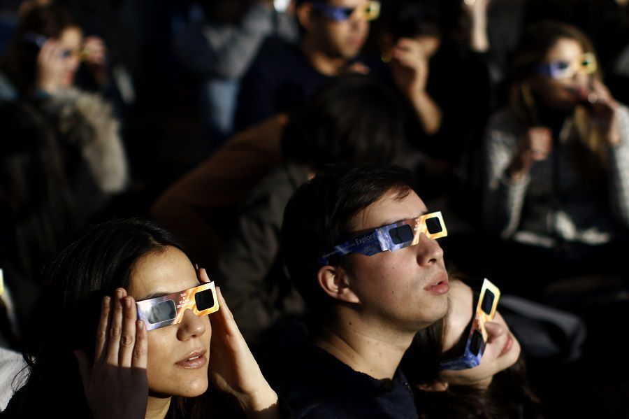 Cientos de personas observan eclipse desde Sky Costanera