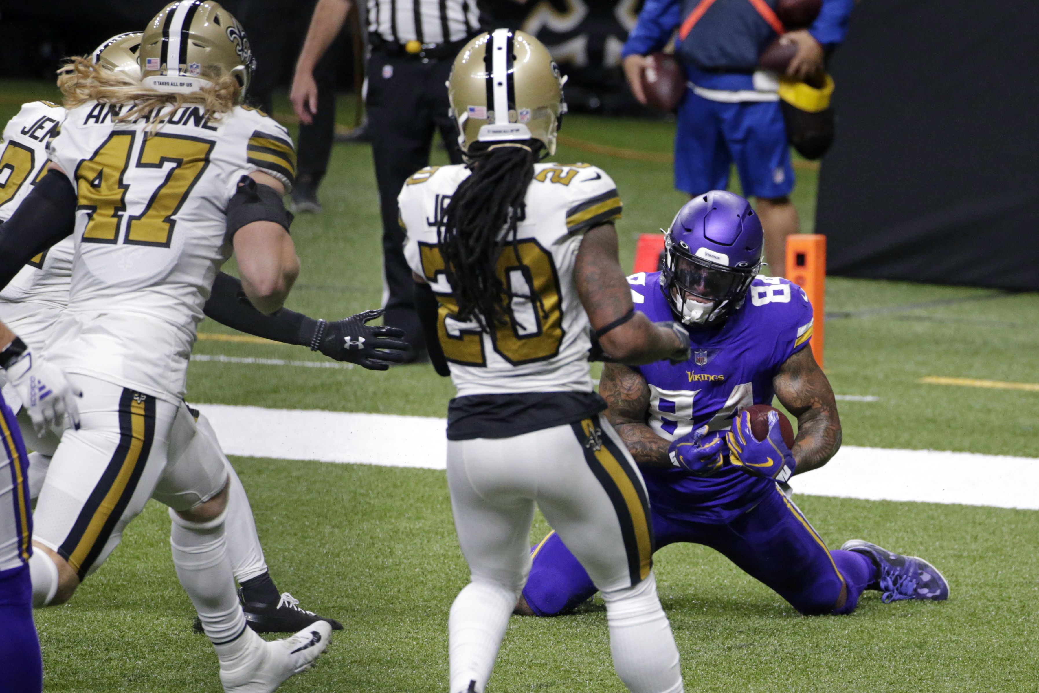 Kamara's 6 TDs tie NFL record; Saints beat Vikings 52-33