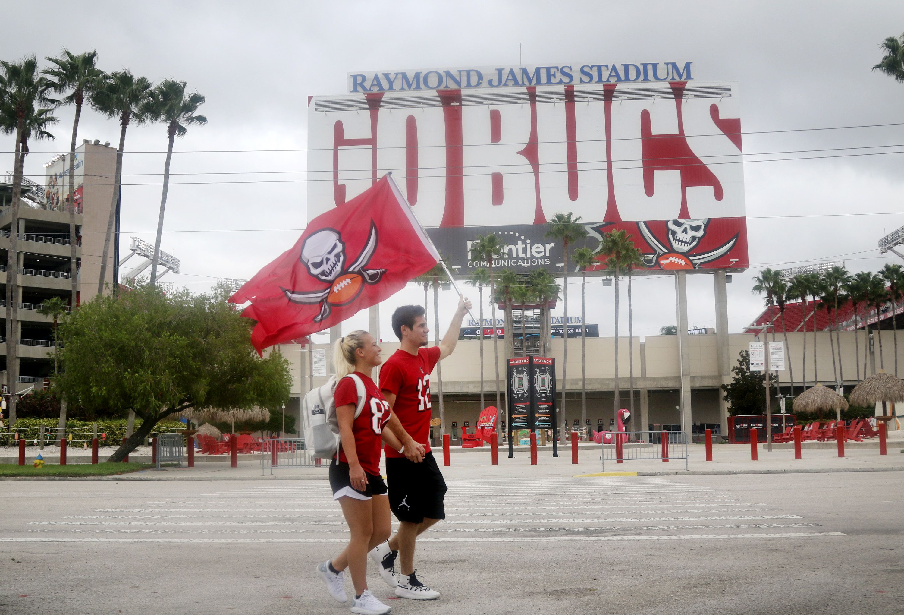 Brett Favre spotted in Tom Brady t-shirt at Tampa Bay Buccaneers