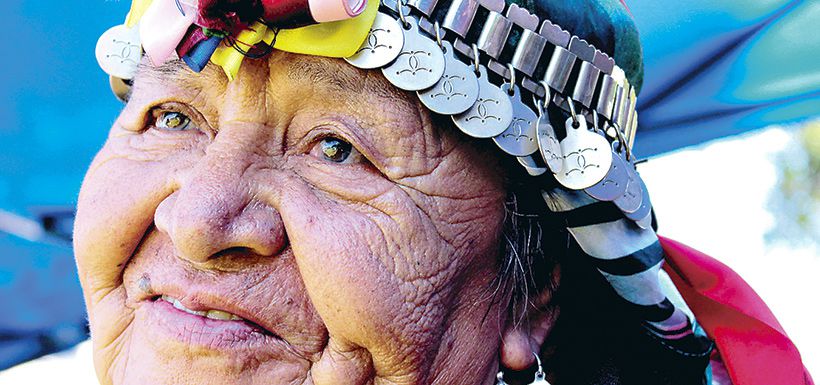 Integrantes del pueblo mapuche de la comuna de Carahue (provincia de Cautín, en La Araucanía)  colaboraron en la elaboración del primer diccionario odontológico en mapuzugun  . foto: Laura Campos