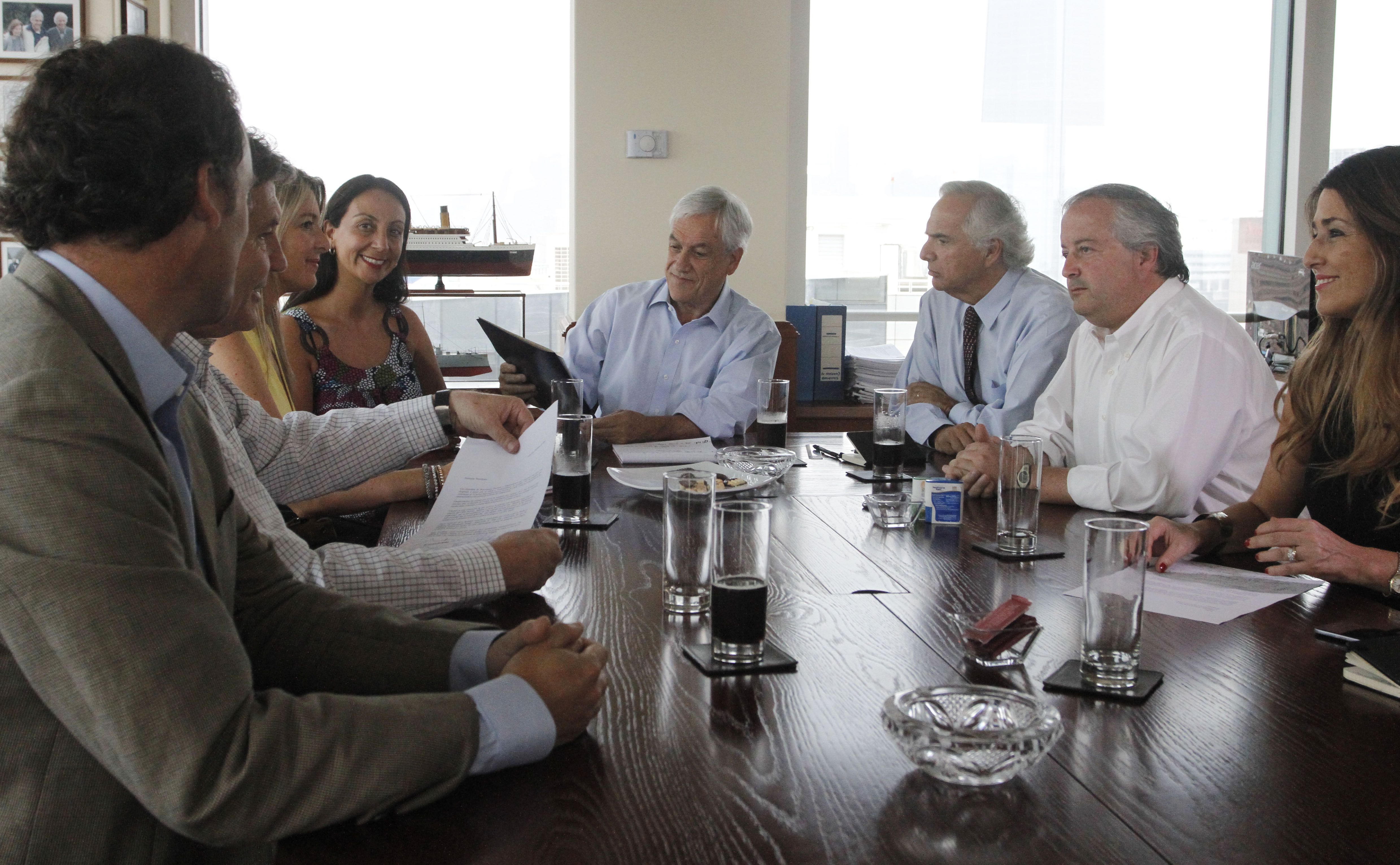 Diputados de Chile Vamos llegan hasta las oficinas de Sebastian Piñera para entregarle su apoyo como candicato Presidencial