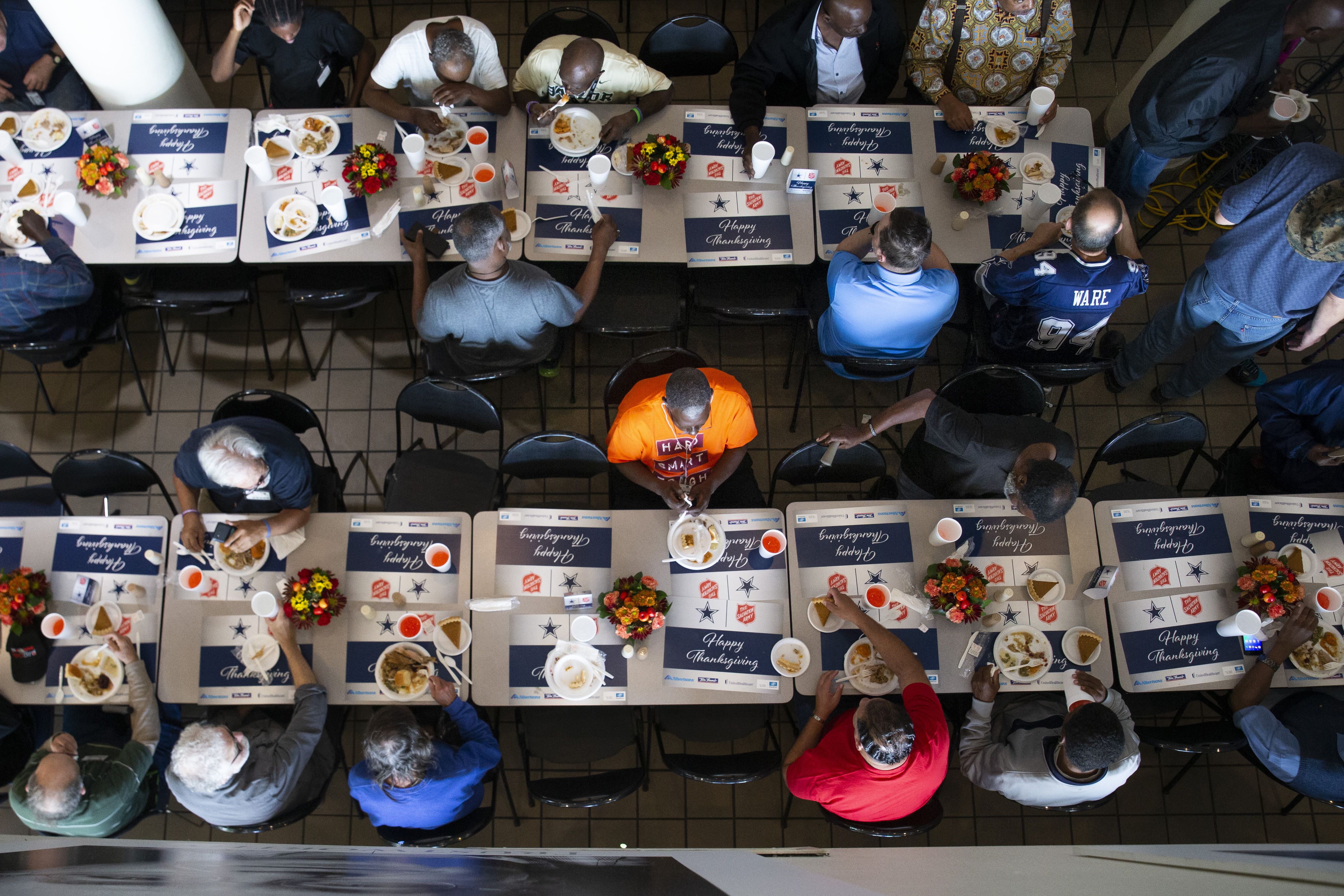 Cowboys players serve Thanksgiving Meals at Salvation Army