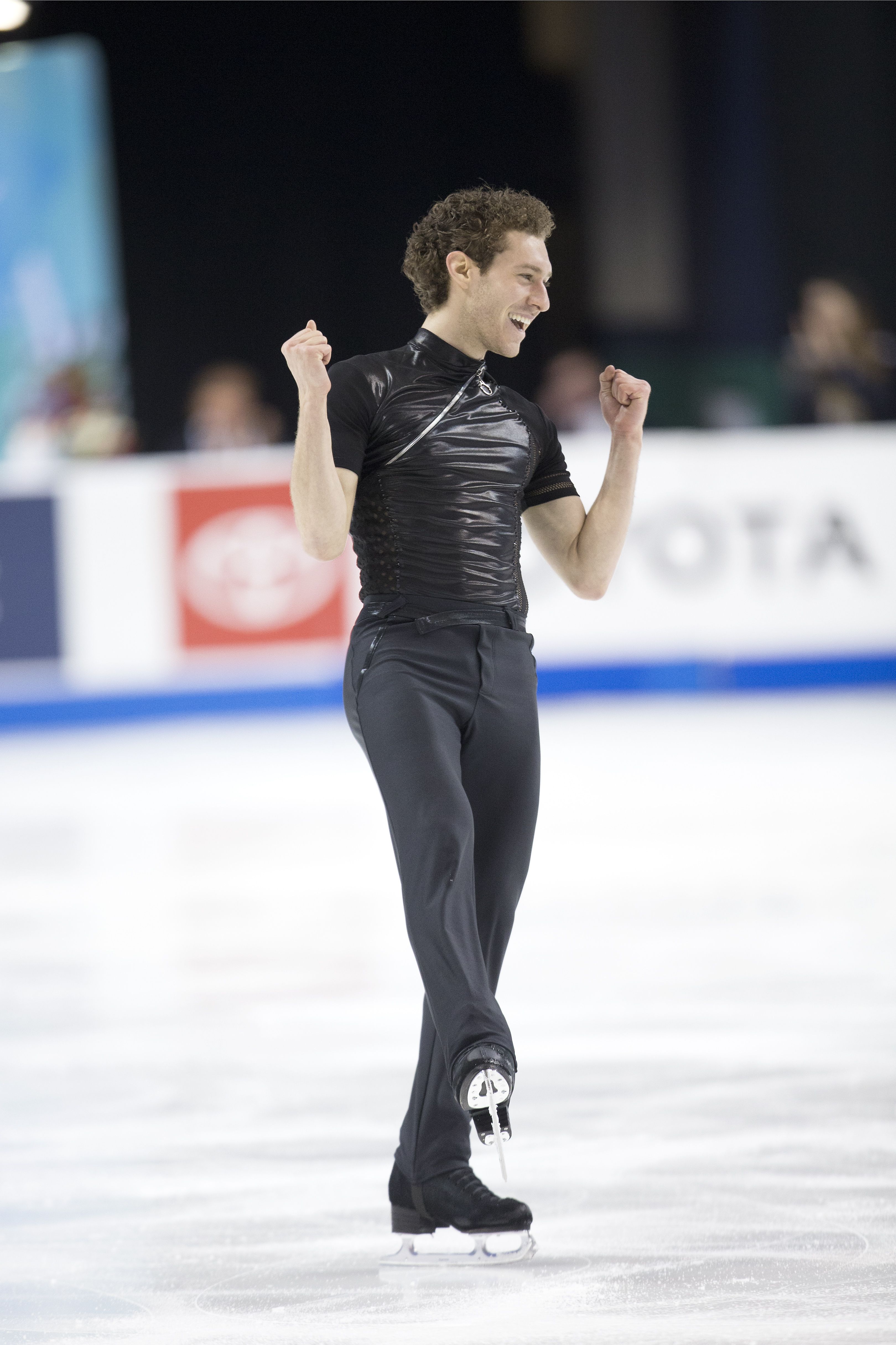 Chen wins short program, Knierims take 3rd pairs title