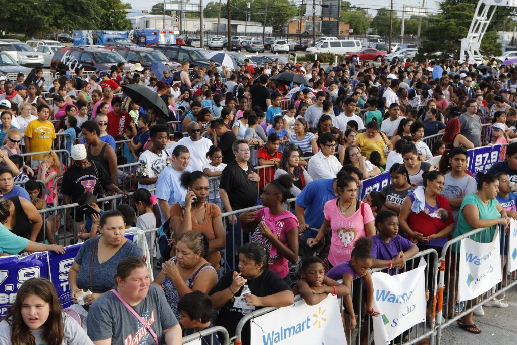 Thousands Of Dallas Families Line Up For Free School