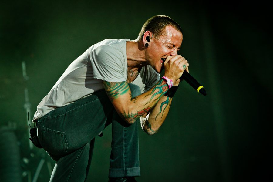 chester-bennington-900x600