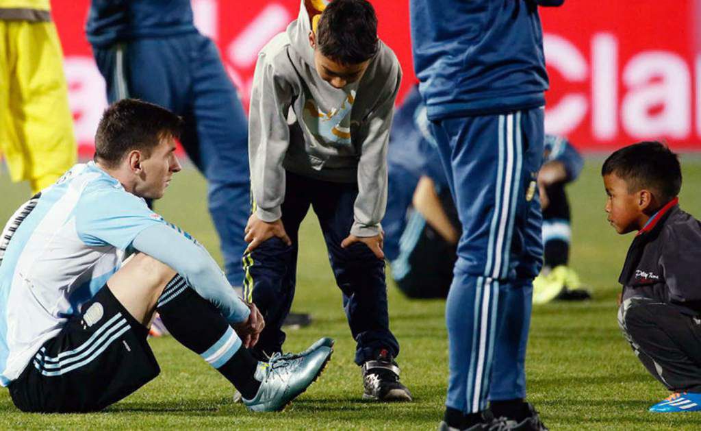 Niños consolando a Messi