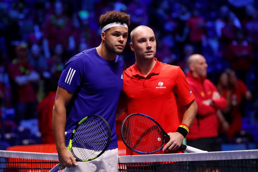 El francés Tsonga (izquierda) y el belga Steve Darcis antes del partido que los enfrentó. Foto: Reuters.