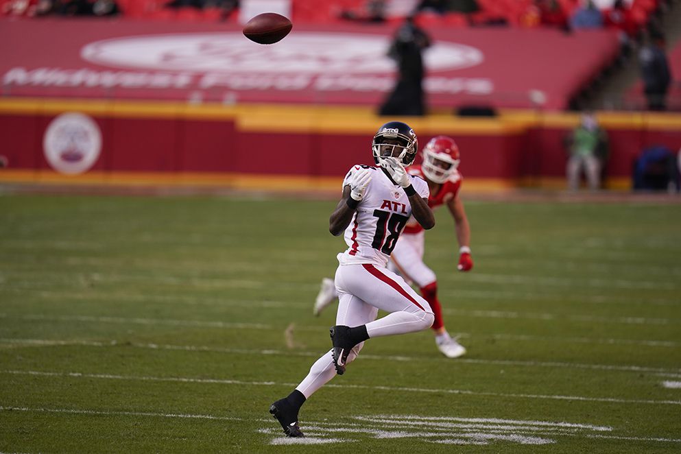 Watch: Falcons LB Foye Oluokun picks off Patrick Mahomes in red zone