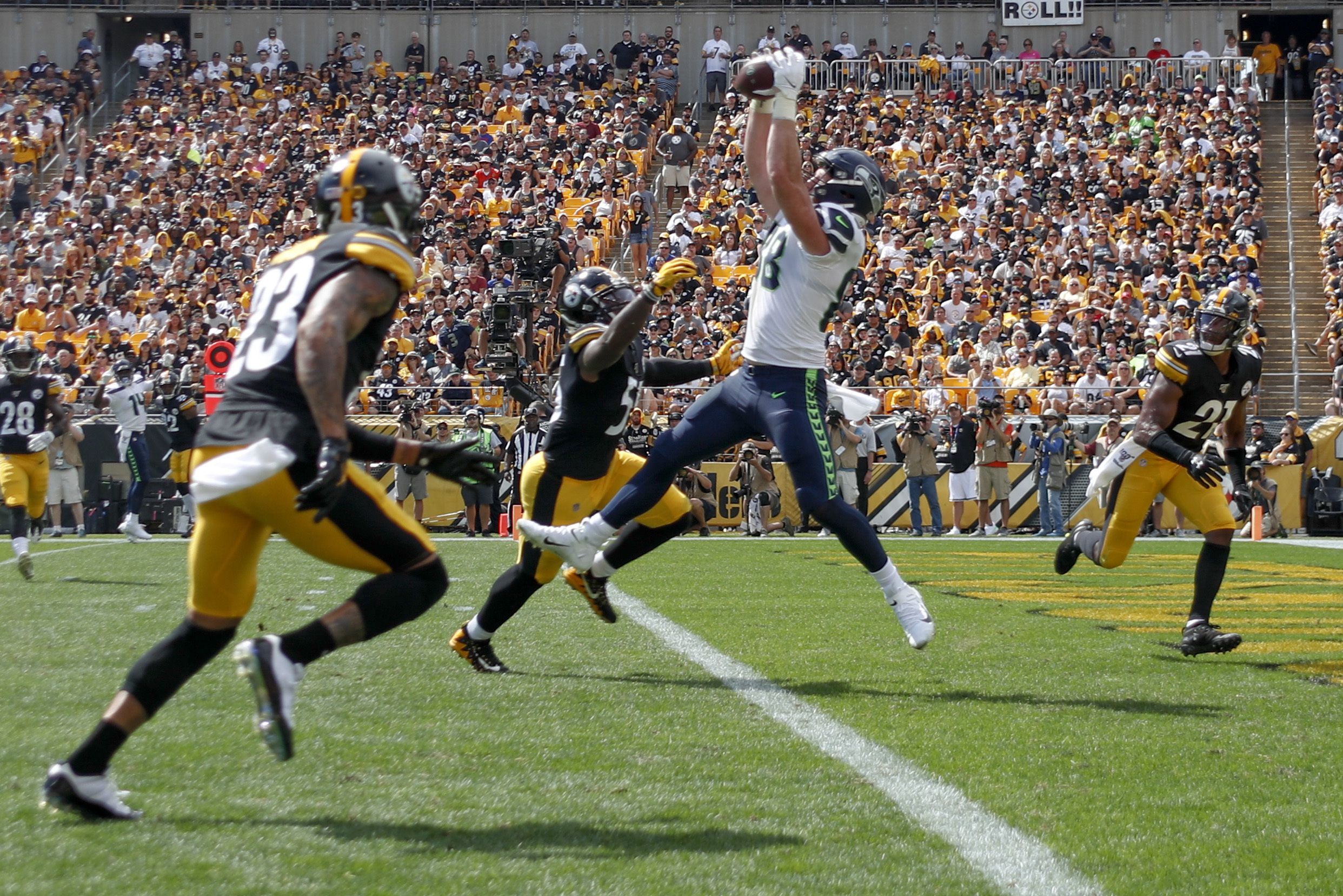 Seahawks beat Steelers 28-26 in first road game of the season