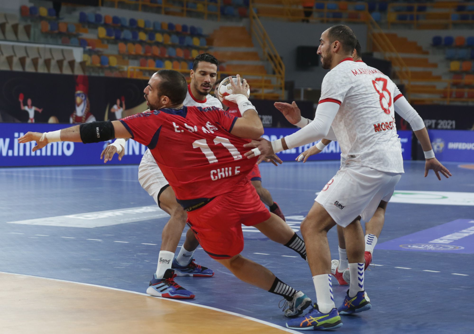 Esteban Salinas intenta marcar ante Marruecos. Foto: Sitio Oficial Copa del Mundo.