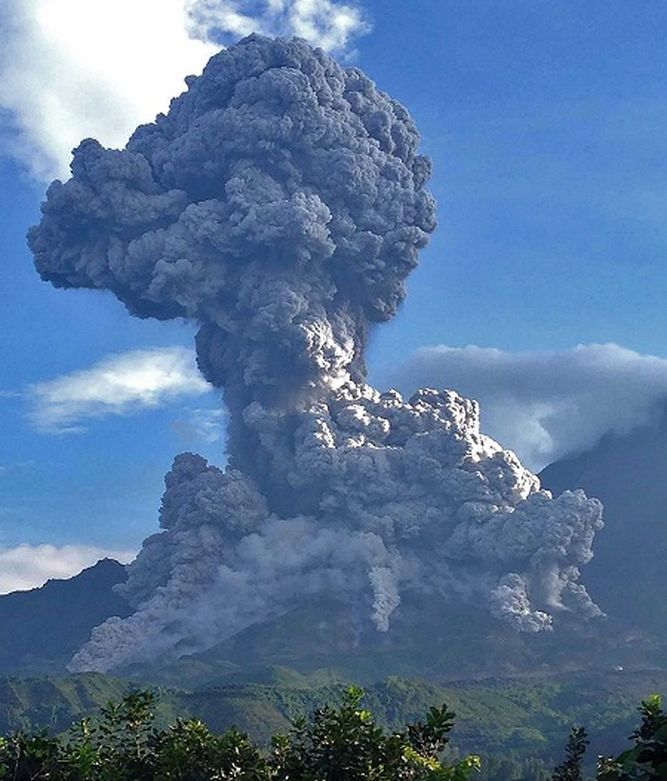 Fuerte erupción en volcán Santiaguito en Guatemala | La Prensa Panamá