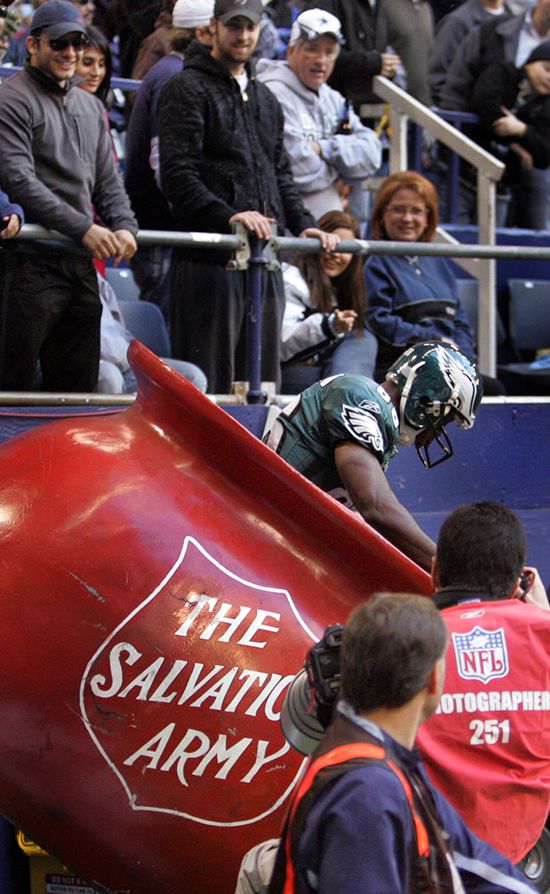 Terrell Owens & The Original Salvation Army Bucket Touchdown Celebration