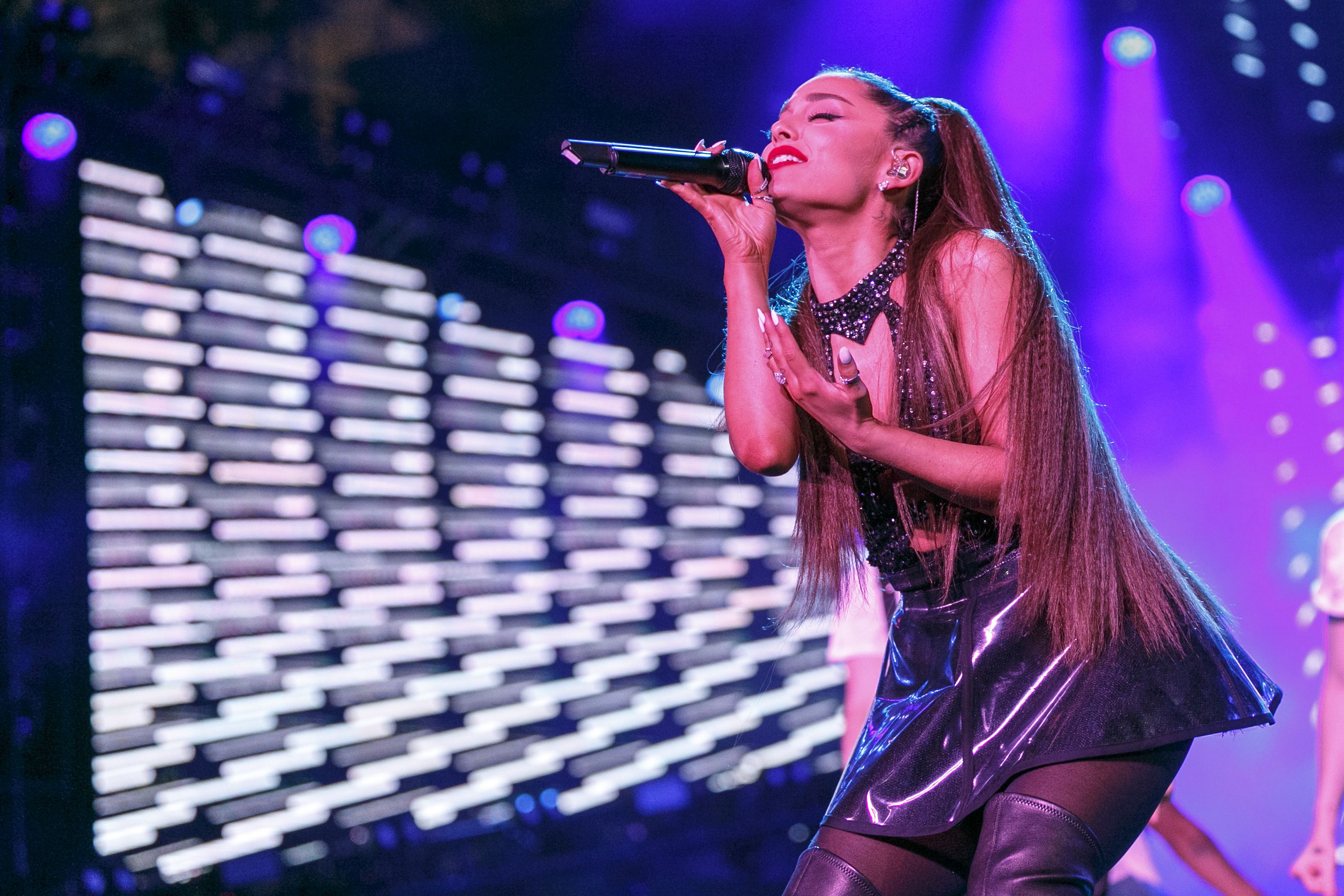 Ariana grande stage outfits on sale 2019