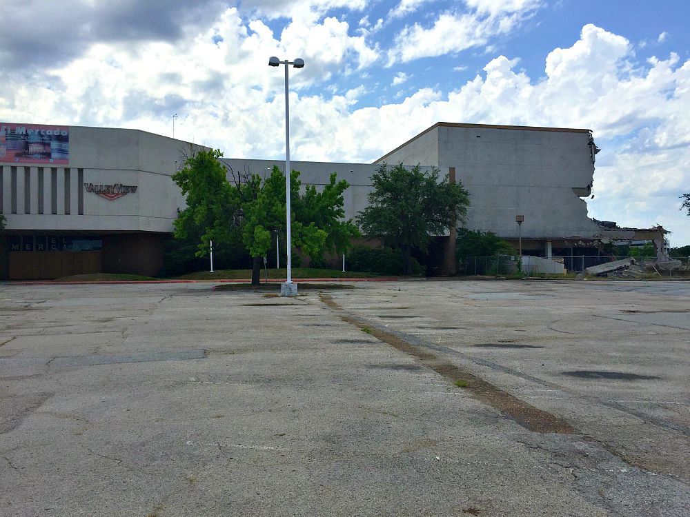 Valley View Center's remaining tenants suddenly booted from dead North Dallas  mall — and for what?