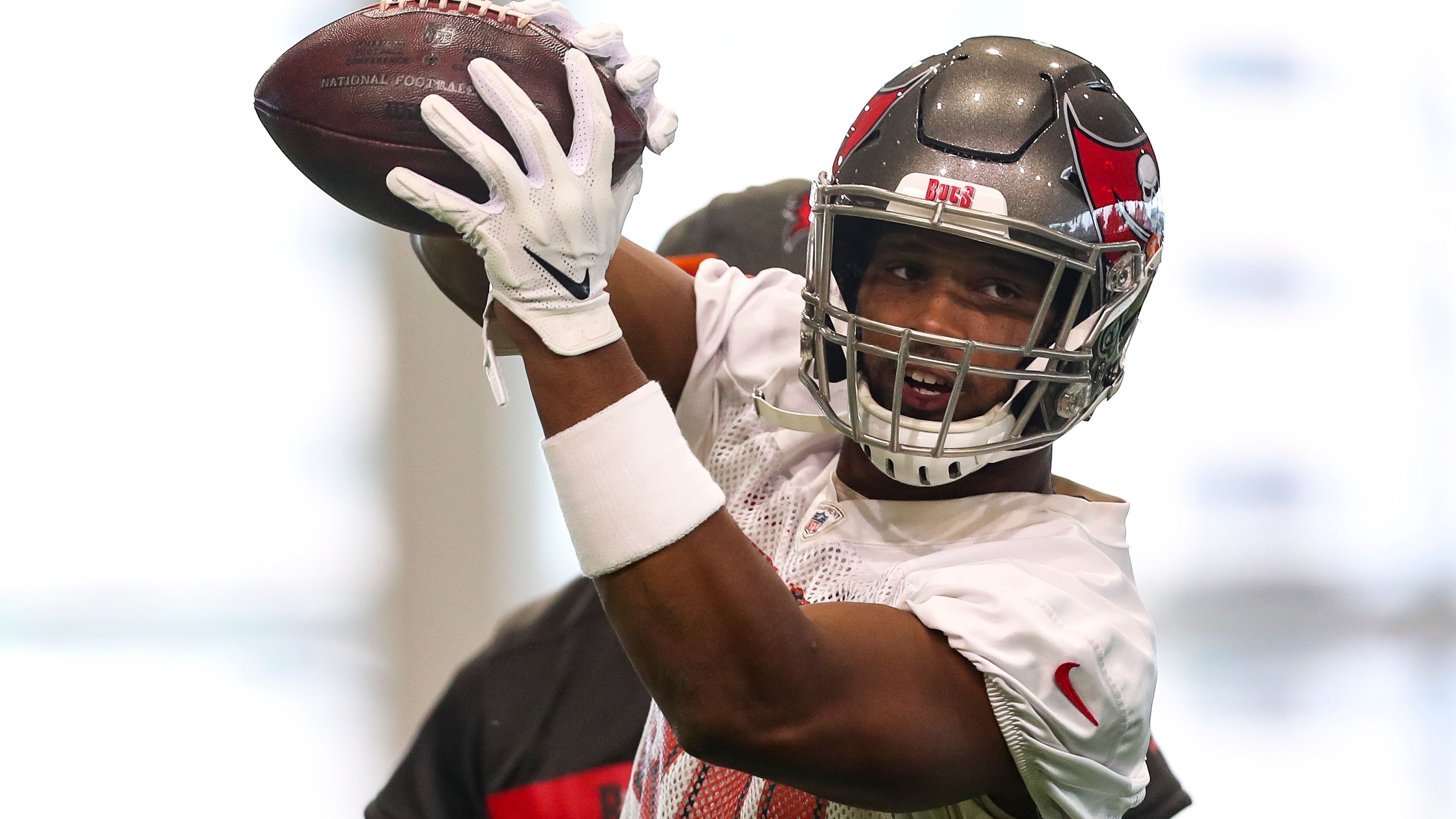 Bucs' passing game spreads the ball around early in practice