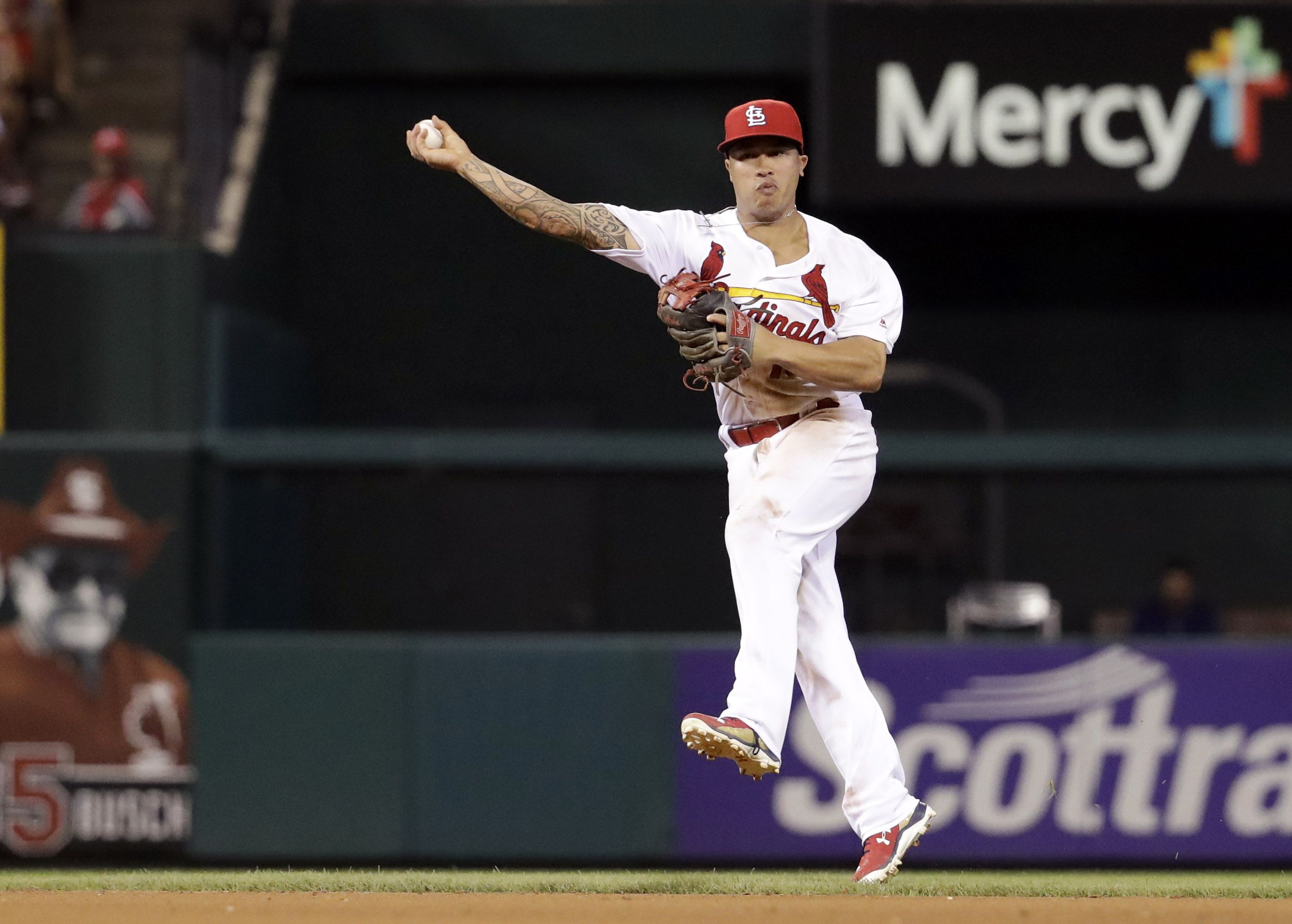 Brewers finalize deal for ex-Cards 2B Kolten Wong